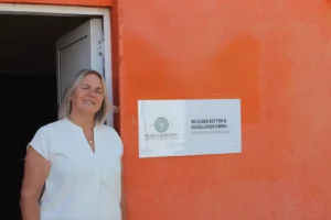 Gabi, Inhaberin der Neusser Ketten & Kugellager GmbH, vor dem Firmeneingang in Neuss